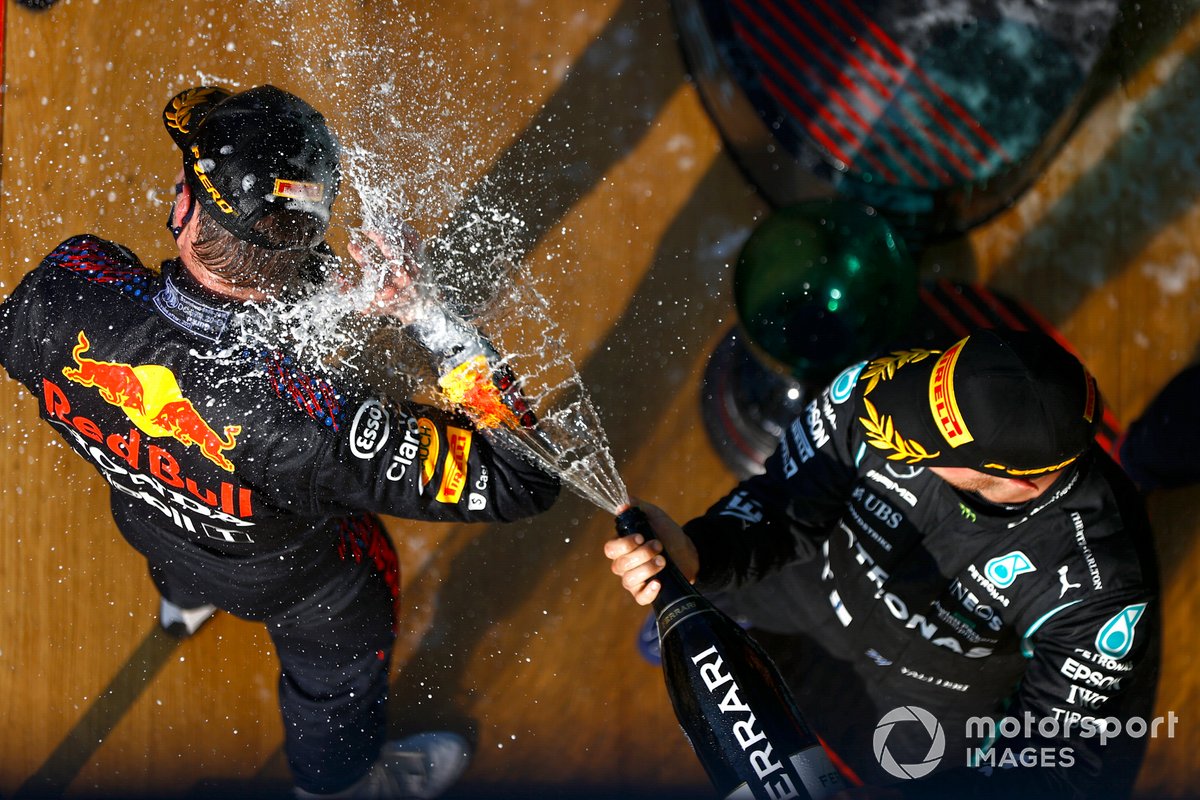 Valtteri Bottas, Mercedes, 3e plaats, spuit Champagne naar Max Verstappen, Red Bull Racing, 1e plaats, op het podium
