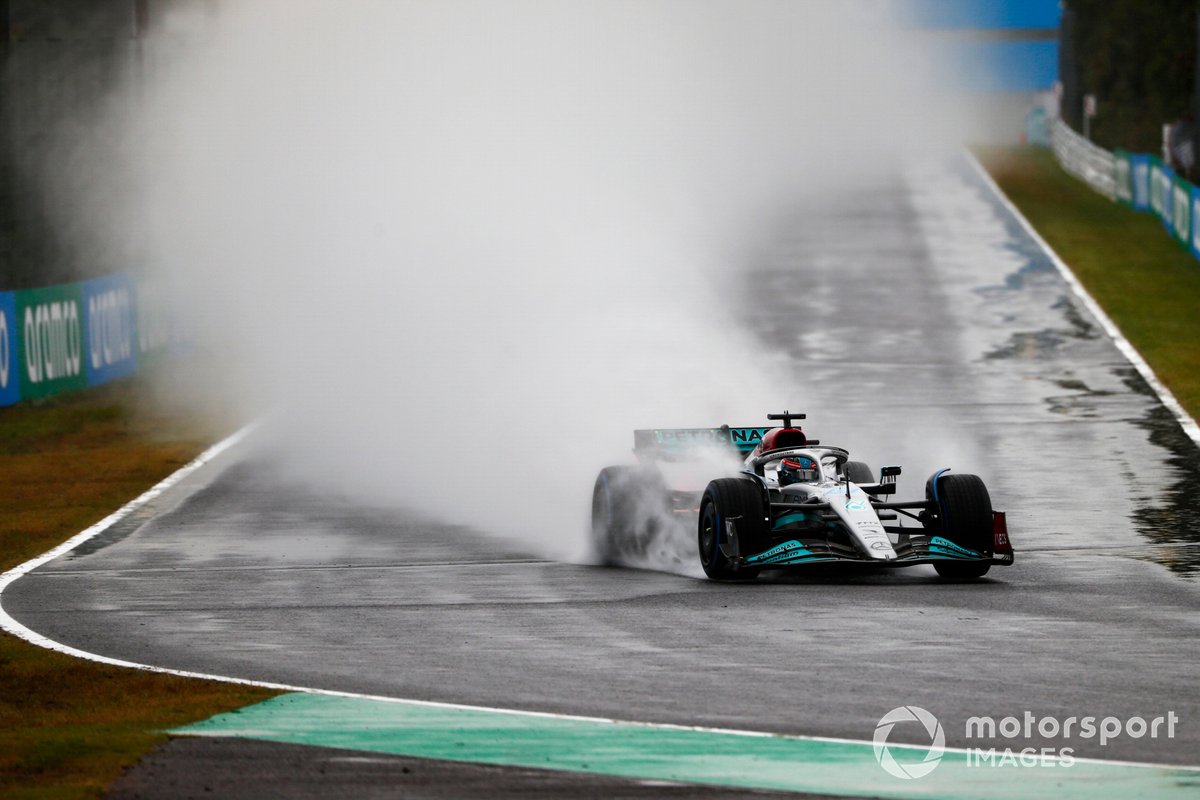George Russell con la Mercedes W13 nel GP del Giappone con la pioggia: la visibilità con il muro d'acqua era zero