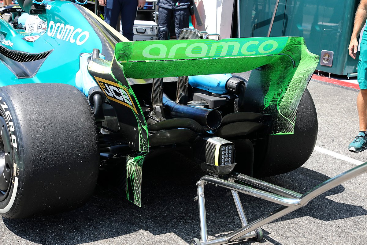 Sayap belakang Aston Martin AMR22