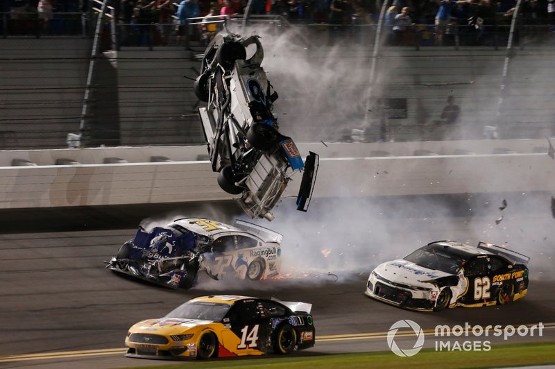 Crash: Ryan Newman, Roush Fenway Racing, Ford Mustang Koch Industries