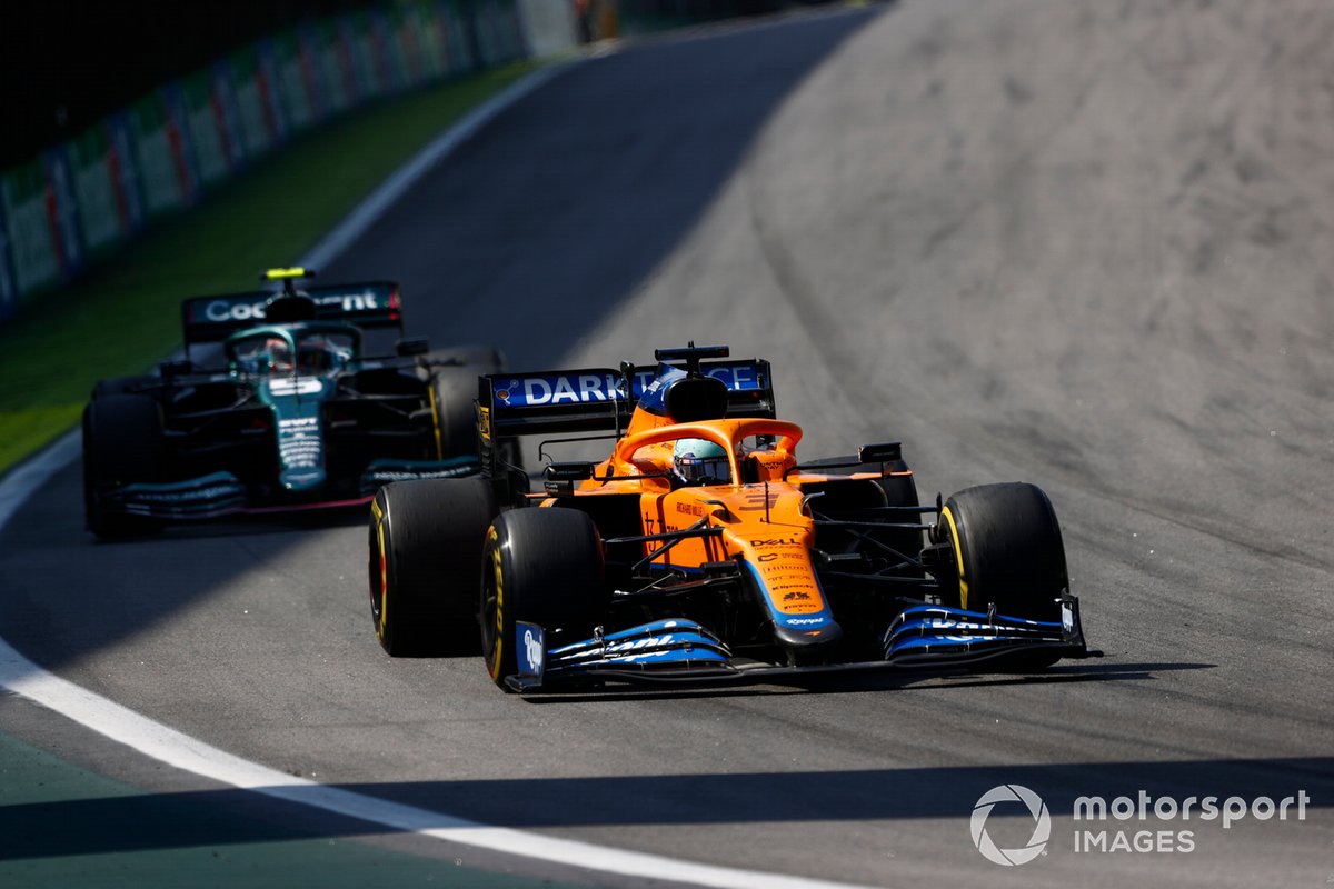 Daniel Ricciardo, McLaren MCL35M, Sebastian Vettel, Aston Martin AMR21