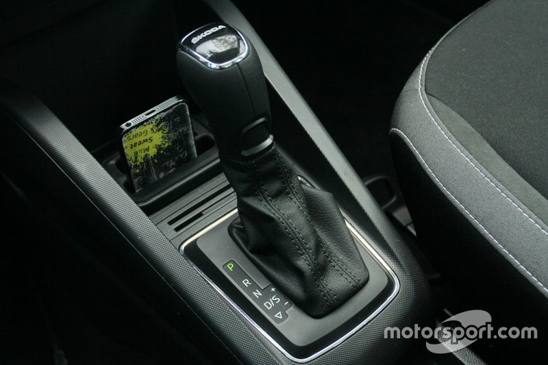 В Україні Skoda Fabia можна придбати з одним з чотирьох варіантів трансмісії. З механічною 5-ти чи 6-ти ступінчастою, роботизованою DSG на 7-м швидкостей, чи 6-ти ступінчастою автоматичною (на фото).