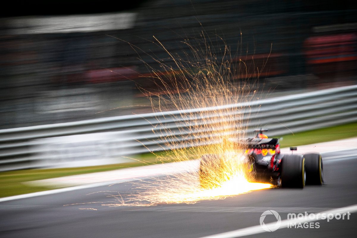 Наш фотоколумнист Евгений Сафронов всегда говорил, что болиды Red Bull искрят сильнее других. Нам это казалось скорее совпадением. Но эксперты подтверждают: машины с большим углом атаки как раз и должны чаще других царапать асфальт