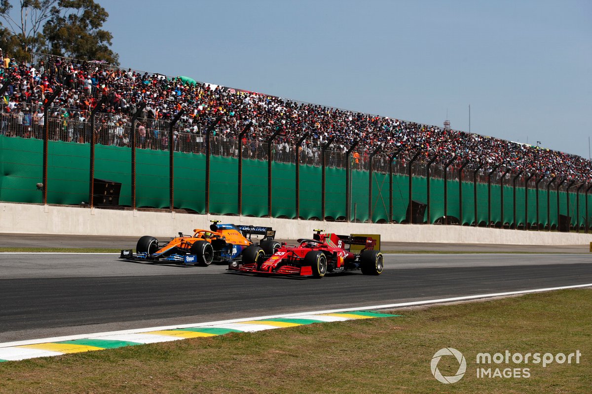 Lando Norris, McLaren MCL35M, berduel dengan Carlos Sainz Jr., Ferrari SF21