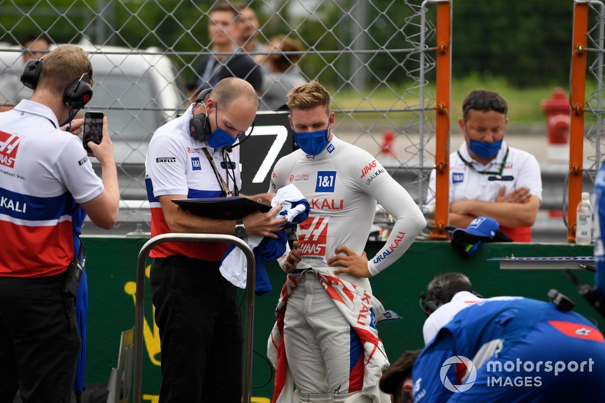 Mick Schumacher, Haas F1, dengan engineer di grid