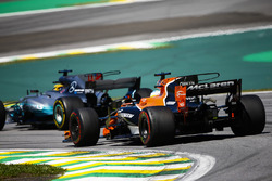 Lewis Hamilton, Mercedes AMG F1 W08 ve Fernando Alonso, McLaren MCL32