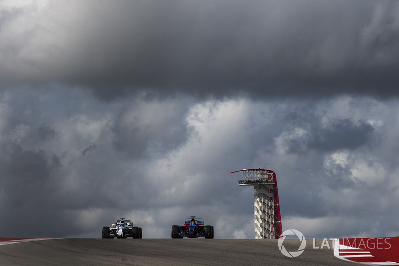 Felipe Massa, Williams FW40 and Brendon Hartley, Scuderia Toro Rosso STR12