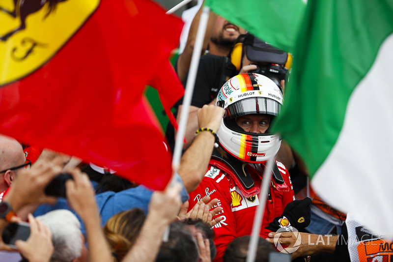 Sebastian Vettel, Ferrari, festeggia la vittoria nel parco chiuso