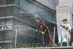Yarış galibi Daniel Ricciardo, Red Bull Racing, 2. Valtteri Bottas, Mercedes AMG F1