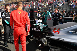 Sebastian Vettel, Ferrari gridde Lewis Hamilton, Mercedes-AMG F1 W09 EQ Power+'a bakıyor