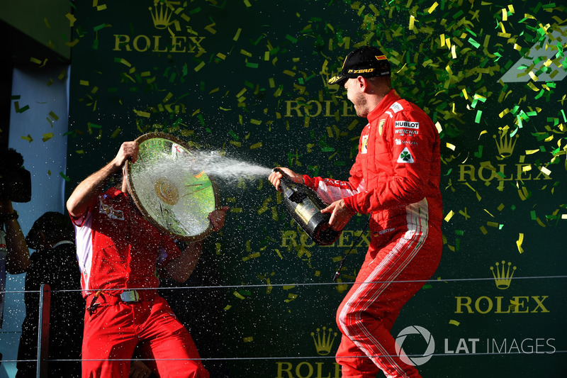 Il vincitore della gara Sebastian Vettel, Ferrari festeggia con lo champagne sul podio