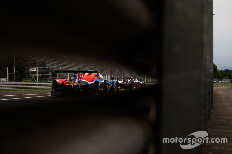 7. Un vistazo al #39 GRAFF Oreca 07 - Gibson de Alexandre Cougnaud, Jonathan Hirschi y Tristan Gommendy a través de las protecciones.