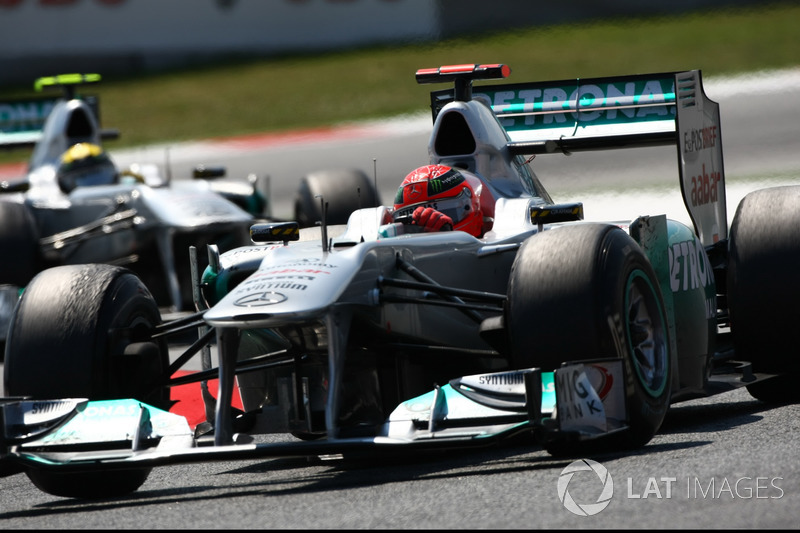Міхаель Шумахер, Mercedes GP W02, попереду Ніко Росберга, Mercedes GP W02