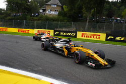 Nico Hulkenberg, Renault Sport F1 Team RS17, Fernando Alonso, McLaren MCL32