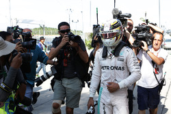 Lewis Hamilton, Mercedes AMG F1 keert terug in de pits nadat hij is uitgevallen
