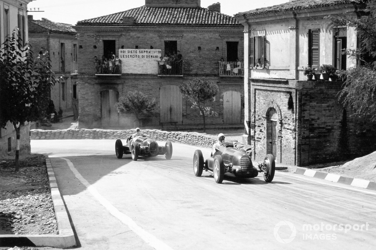 Emilio Villoresi, Alfa Romeo 158 leads Giuseppe Farina, Alfa Romeo 312