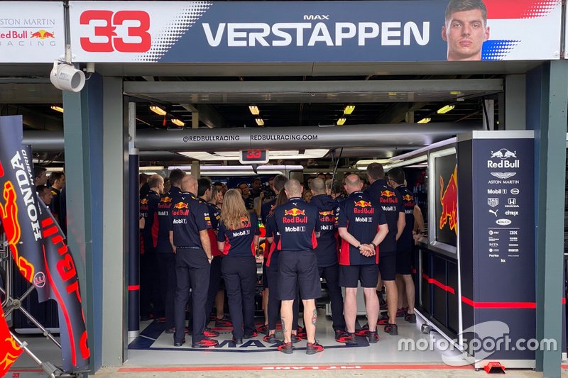 Christian Horner informa a su equipo sobre los acontecimientos antes de que se comunicara oficialmente la cancelación del Gran Premio de Australia