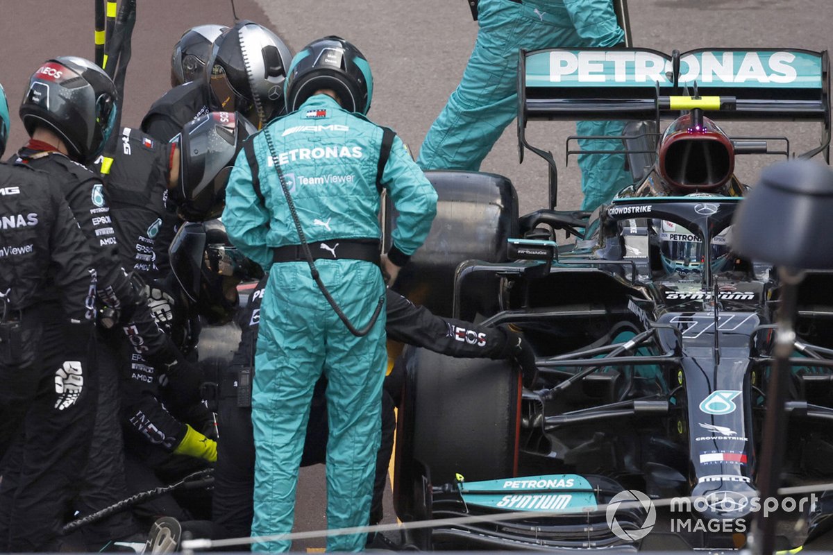 Pembalap Mercedes, Valtteri Bottas, saat mengalami masalah pit stop di F1 GP Monako 2021.