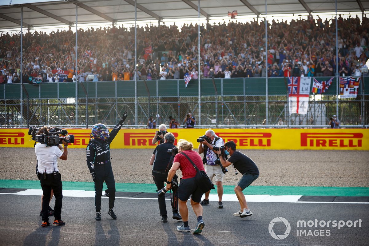 Lewis Hamilton, Mercedes, menyapa penggemarnya setelah menjadi pembalap tercepat di kualifikasi F1 GP Inggris di Sirkuit Silverstone, Jumat (16/7/2021).