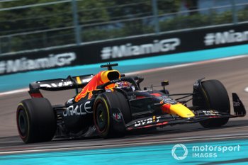 Leclerc scoort pole voor eerste GP van Miami na foutje Verstappen