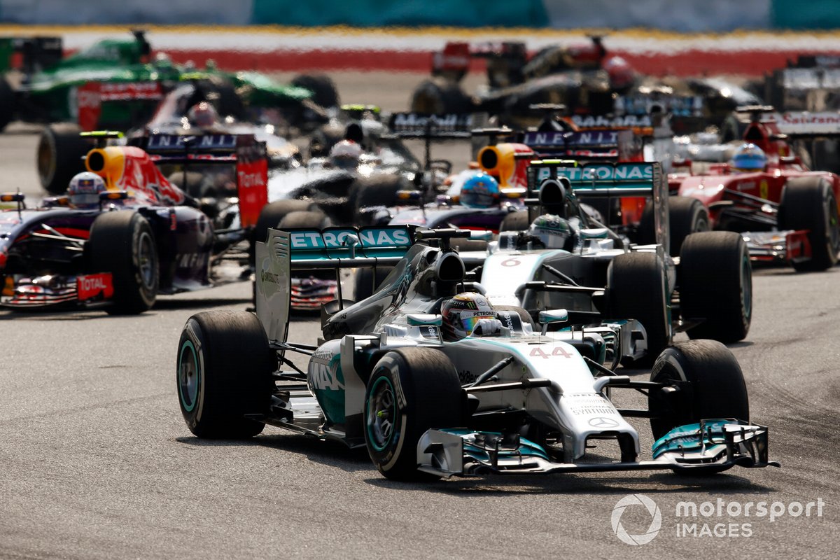 Lewis Hamilton, Mercedes W05, memimpin Nico Rosberg, Mercedes W05, Daniel Ricciardo, Red Bull Racing RB10 Renault, Sebastian Vettel, Red Bull Racing RB10 Renault, Fernando Alonso, Ferrari F14T, dan pembalap lainnya.