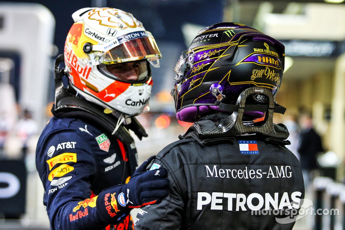 Льюис Хэмилтон, Mercedes-AMG F1, и обладатель поула Макс Ферстаппен, Red Bull Racing