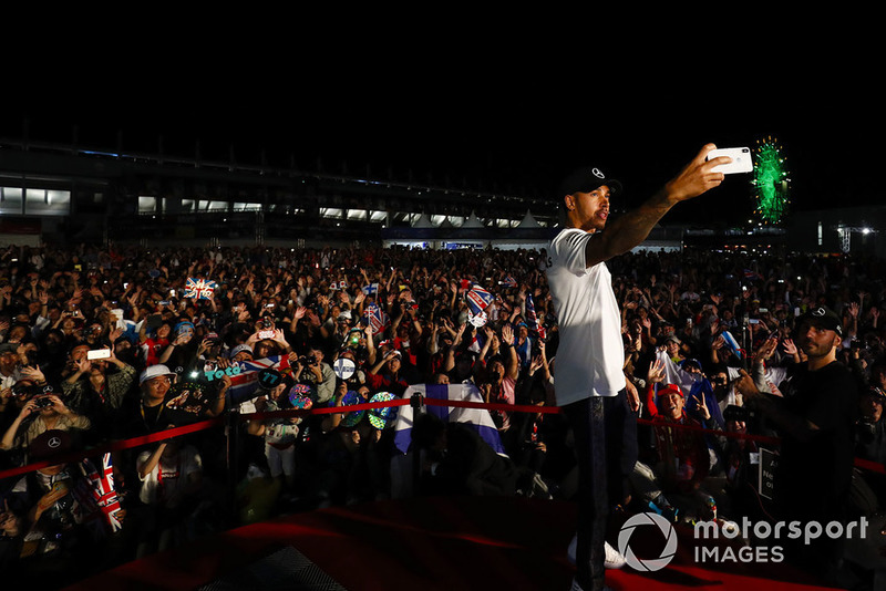 Lewis Hamilton, Mercedes AMG F1, prend une photo avec le public sur scène