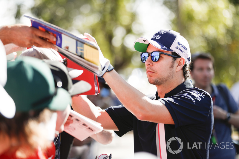 Sergio Perez, Force India, imza dağıtıyor