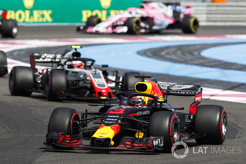 Даніель Ріккардо, Red Bull Racing RB14, попереду Кевіна Магнуссена, Haas F1 Team VF-18