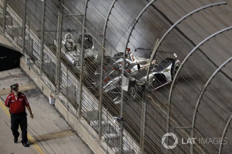 Crash: Will Power, Team Penske Chevrolet, Zachary Claman De Melo, Dale Coyne Racing Honda
