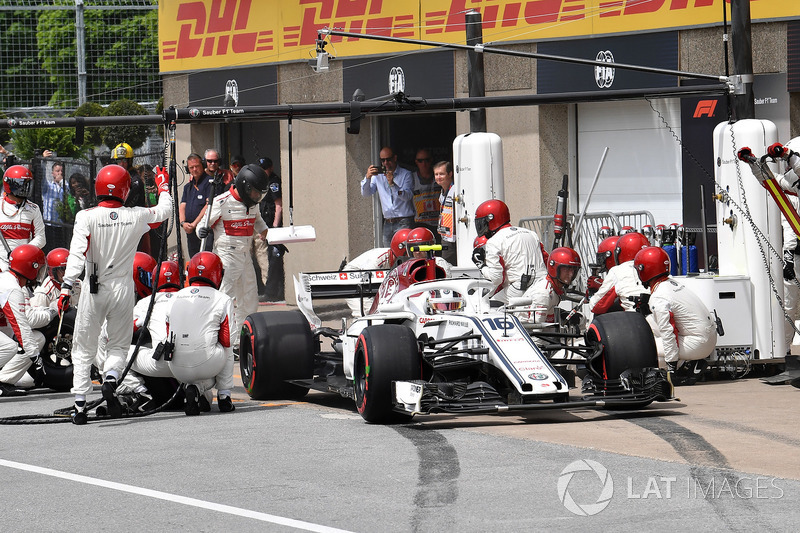 Charles Leclerc, Sauber C37, pit stop