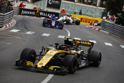 Carlos Sainz Jr., Renault Sport F1 Team R.S. 18, precede Brendon Hartley, Toro Rosso STR13, e Charles Leclerc, Sauber C37