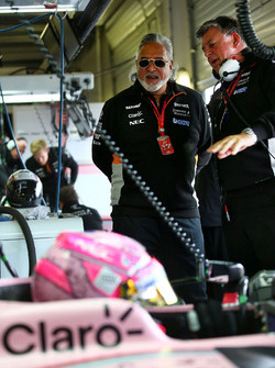 Dr. Vijay Mallya, Force-India-Teambesitzer Otmar Szafnauer, Force-India-Betriebsdirektor