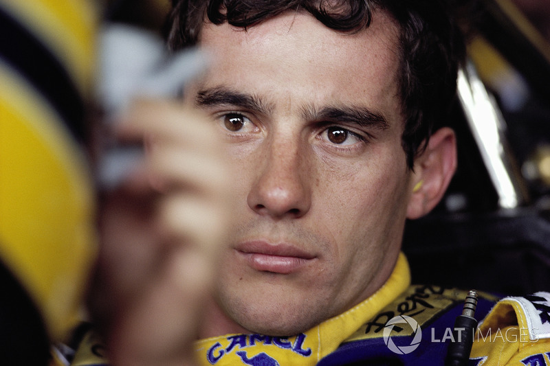 Ayrton Senna in de cockpit van zijn Lotus.