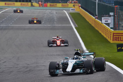 Valtteri Bottas, Mercedes AMG F1 W08, Kimi Raikkonen, Ferrari SF70H