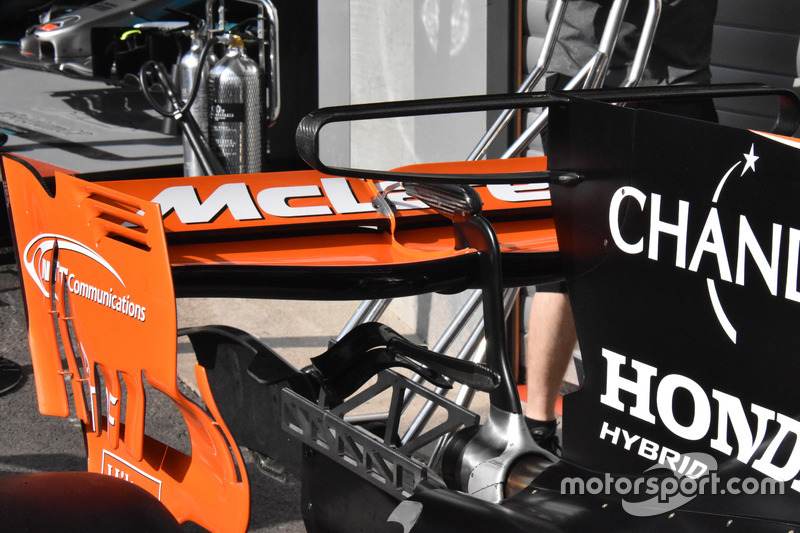 McLaren MCL32, rear wing