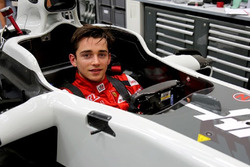 Charles Leclerc prepara il sedile alla Haas F1