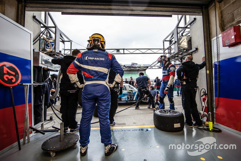 Prove di pit stop per #37 SMP Racing BR01 Nissan: Vitaly Petrov, Viktor Shaytar, Kirill Ladygin