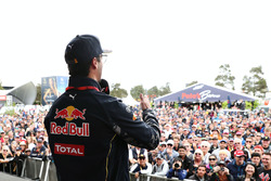 Daniel Ricciardo, Red Bull Racing praat met fans met Will Buxton, NBC Sports
