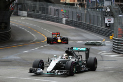 Lewis Hamilton, Mercedes AMG F1 W07 Hybrid leads Daniel Ricciardo, Red Bull Racing RB12 as debris fa