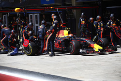 Max Verstappen, Red Bull Racing RB13, pitstop
