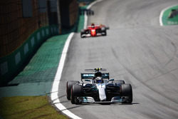 Valtteri Bottas, Mercedes AMG F1 W08, Kimi Raikkonen, Ferrari SF70H