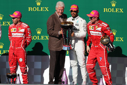 Il vincitore della gara Lewis Hamilton, Mercedes AMG F1 festeggia sul podio con l'ex presidente degli Stati Uniti Bill Clinton, il secondo classificato Sebastian Vettel, Ferrari, James Allison, Direttore Tecnico Mercedes AMG F1,e il terzo classificato Kimi Raikkonen, Ferrari
