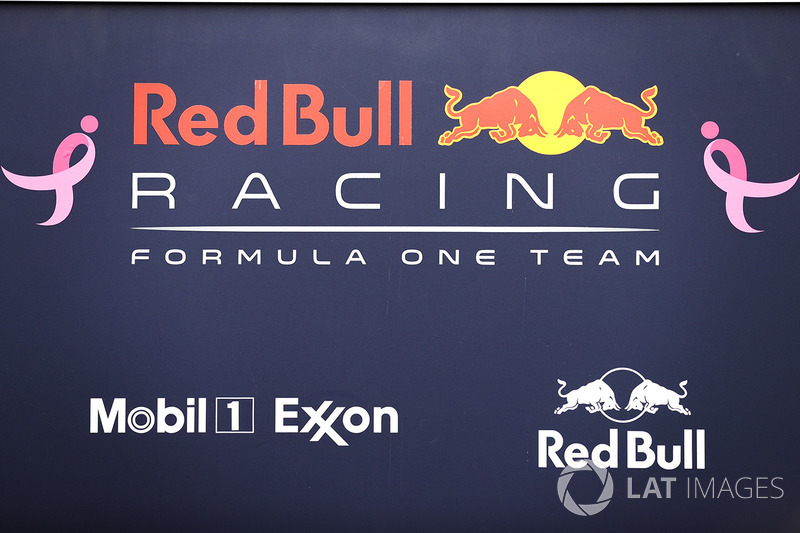 Лого Red Bull Racing з рожевою стрічкою