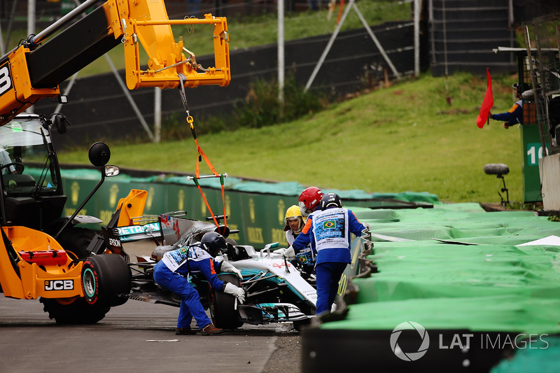 Marshals recover the crashed car of Lewis Hamilton, Mercedes AMG F1 W08