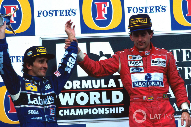 Ayrton Senna wint zijn laatste race voor McLaren. Het jaar daarna vervangt hij Alain Prost (links) bij Williams