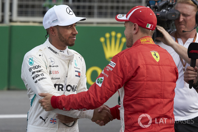 Lewis Hamilton, Mercedes AMG F1, felicita a Sebastian Vettel, Ferrari, por su pole después de la Calificación