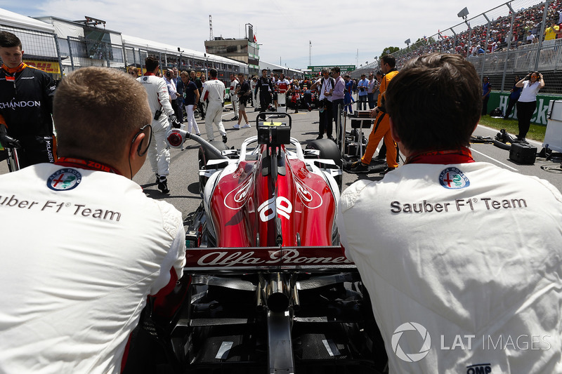 Charles Leclerc, Sauber, llega a la parrilla
