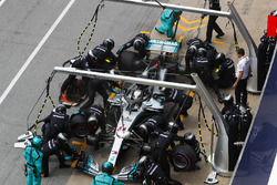 Lewis Hamilton, Mercedes AMG F1 W09, effettua un pit stop