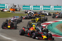 Max Verstappen, Red Bull Racing RB14 Tag Heuer, Lewis Hamilton, Mercedes AMG F1 W09, Daniel Ricciardo, Red Bull Racing RB14 Tag Heuer, Nico Hulkenberg, Renault Sport F1 Team R.S. 18, Sergio Perez, Force India VJM11 Mercedes, e il resto del gruppo alla partenza